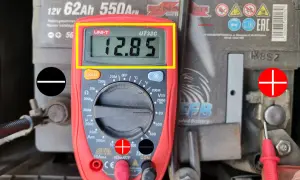 Jakie napięcie w samochodzie elektrycznym? Odkryj kluczowe różnice
