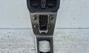 Konsola środkowa Volvo V40 z przyciskami i nawiewami.