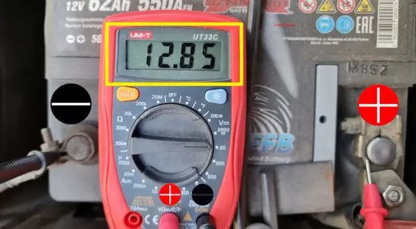 Jakie napięcie w samochodzie elektrycznym? Odkryj kluczowe różnice