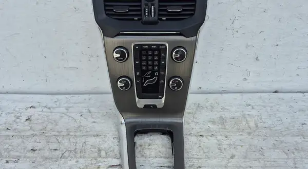 Konsola środkowa Volvo V40 z przyciskami i nawiewami.