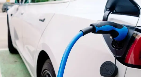 Ile kosztuje jazda samochodem elektrycznym? Sprawdź ukryte wydatki