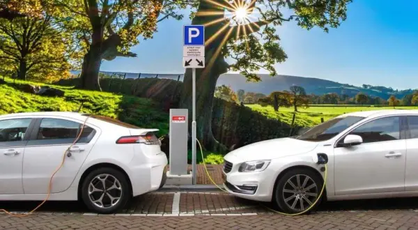 Czy warto kupić samochód elektryczny? Poznaj zalety i wady tej decyzji