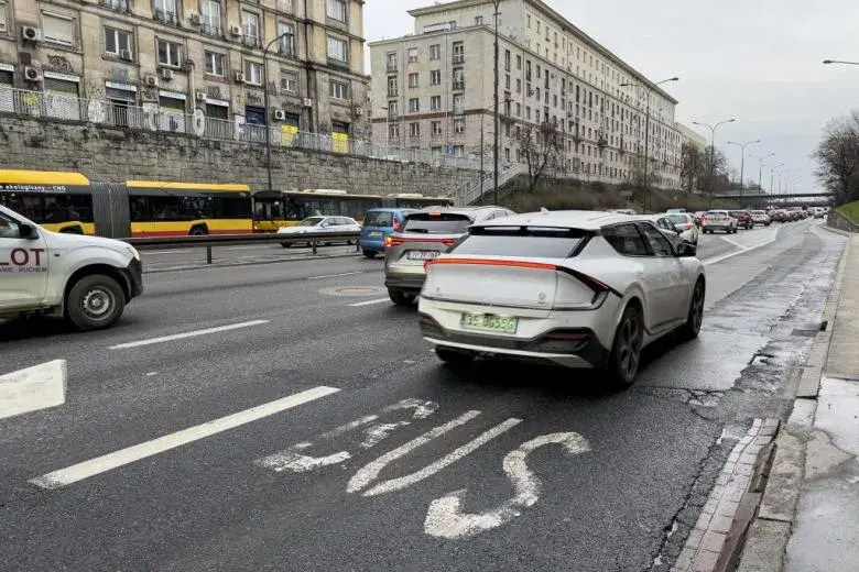 Czy samochody elektryczne mogą jeździć buspasem? Sprawdź przepisy!