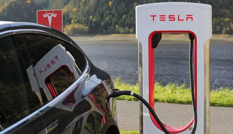 Zdjęcie Ile kosztuje samochód elektryczny Tesla? Ceny modeli i ukryte koszty