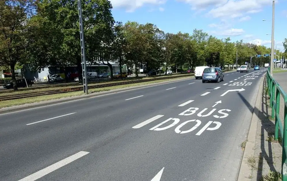 Zdjęcie Czy samochody elektryczne mogą jeździć buspasem? Sprawdź przepisy!
